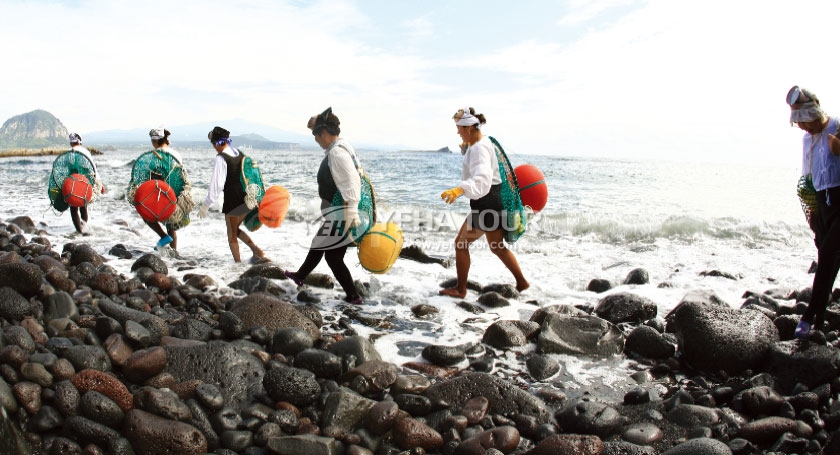 Haenyeo women divers boat