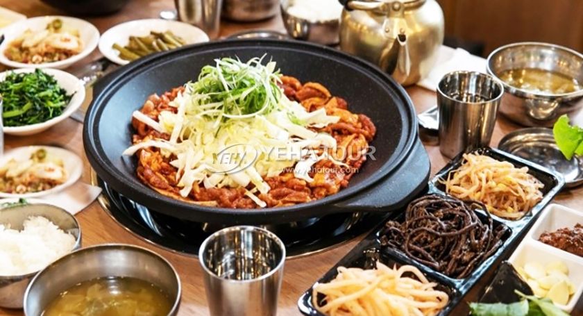 Included lunch — black pork stir-fry or bibimbap