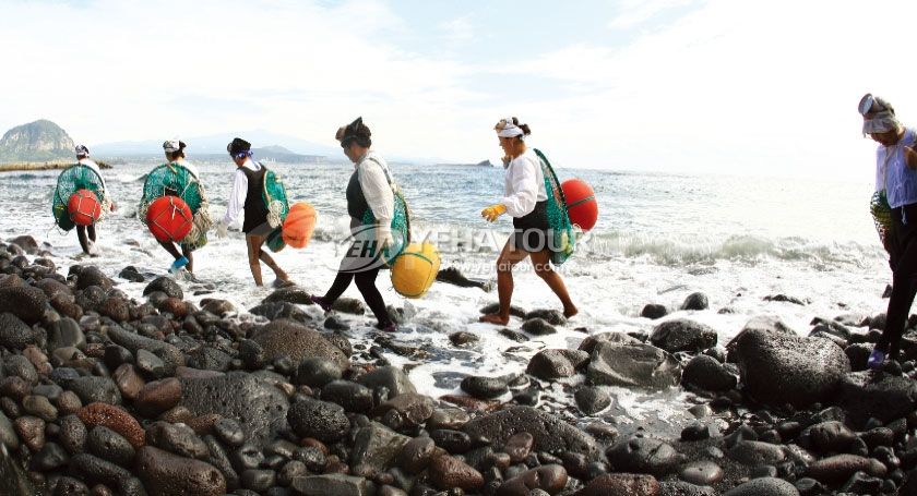 Haenyeo women divers boat